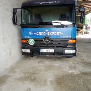 Kamion Mercedes s kranom 1223