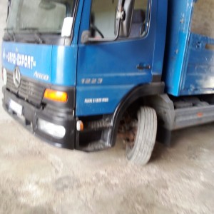 Kamion Mercedes s kranom 1223