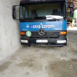 Kamion Mercedes s kranom 1223