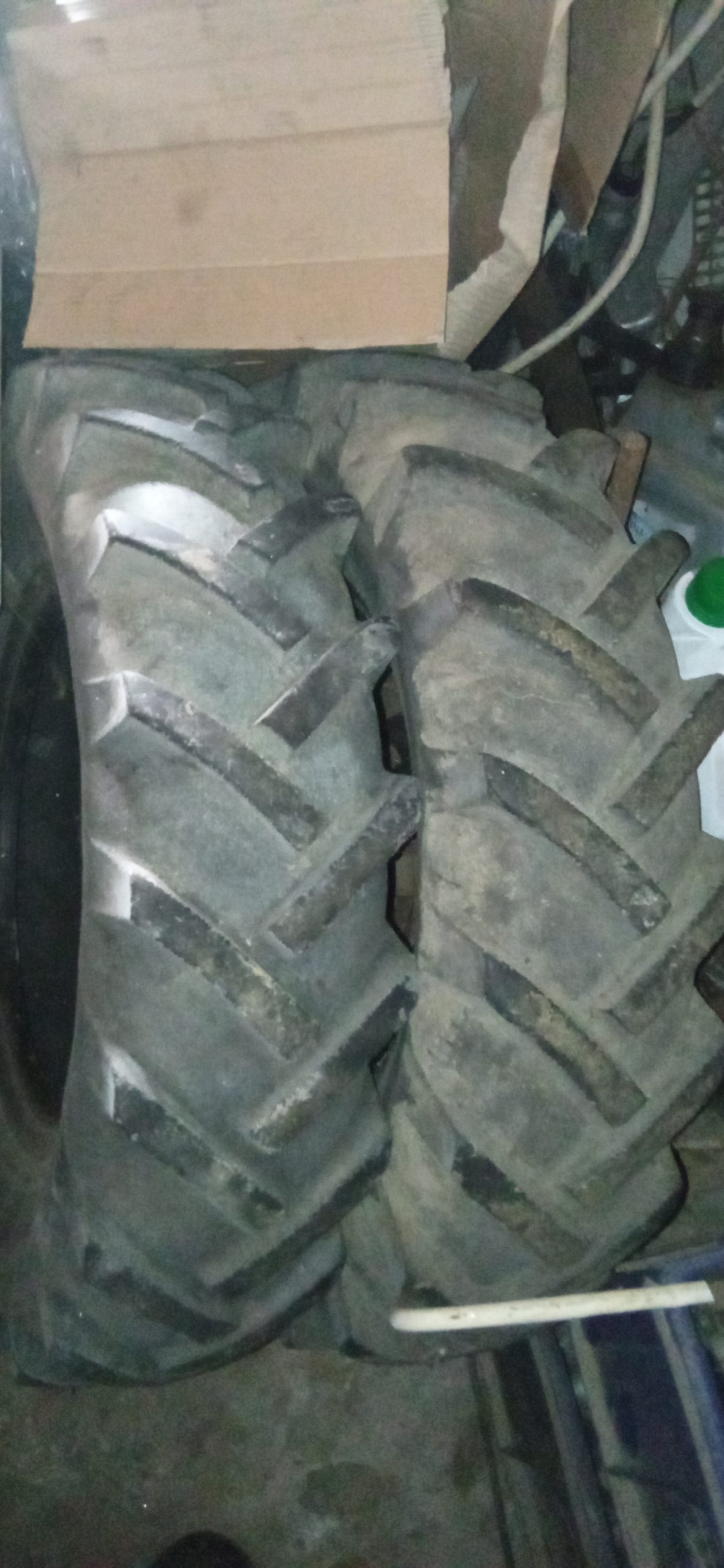 Gume traktorske 750 * 16 sačuvane Jedan komad 35 EUR Četiri komada 100 EUR Sve su isto istrošene i
