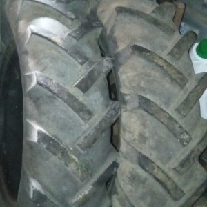 Gume traktorske 750 * 16 sačuvane Jedan komad 35 EUR Četiri komada 100 EUR Sve su isto istrošene i