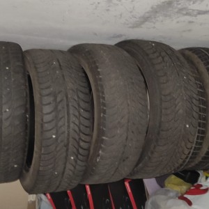 Auto gume sa felgama i bez felgi.