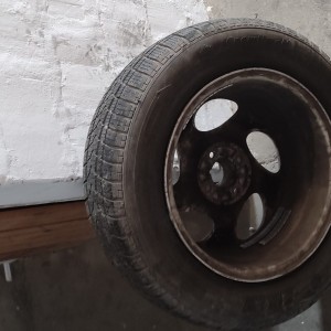Auto gume sa felgama i bez felgi.