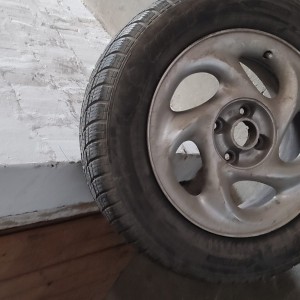 Auto gume sa felgama i bez felgi.