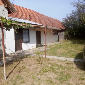 Kuća s gospodarskim objektima i okućnicom, ukupne površine 5750m2