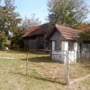 Kuća s gospodarskim objektima i okućnicom, ukupne površine 5750m2
