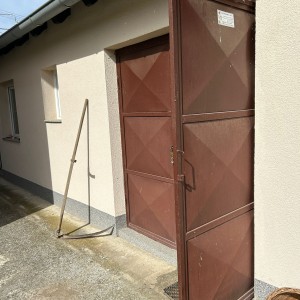 Velika nekretnina s velikim vrtom i modernom kućom