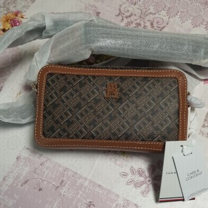Nova torbica Tommy Hilfiger