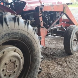 PRODAJEM TRAKTOR IMT 558 SA PREDNJIM UTOVARIVAČEM
