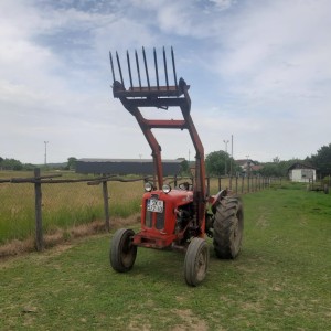 PRODAJEM TRAKTOR IMT 558 SA PREDNJIM UTOVARIVAČEM