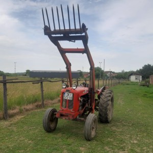 PRODAJEM TRAKTOR IMT 558 SA PREDNJIM UTOVARIVAČEM