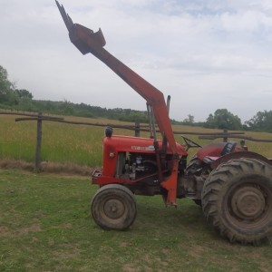 PRODAJEM TRAKTOR IMT 558 SA PREDNJIM UTOVARIVAČEM