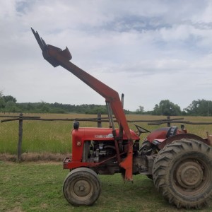 PRODAJEM TRAKTOR IMT 558 SA PREDNJIM UTOVARIVAČEM