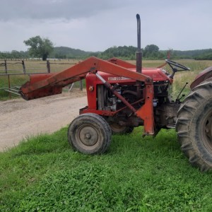 PRODAJEM TRAKTOR IMT 558 SA PREDNJIM UTOVARIVAČEM