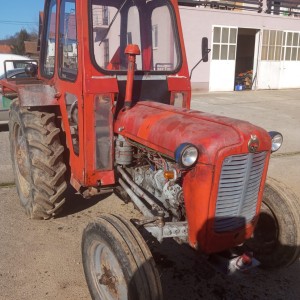 IMT 533 De Luxe 74. g. s kabinom