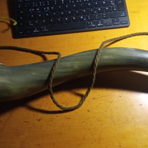 Lovački rog prirodni sa piskom od prirodnog roga 56 cm