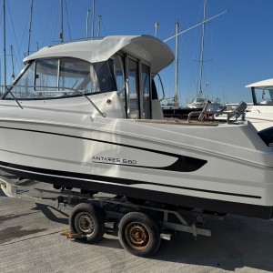 Motorni brod Beneteau Antares