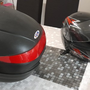 Kaciga za motor sa pripadajućom kutijom.