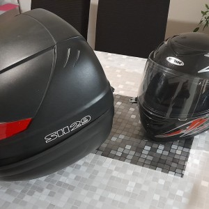 Kaciga za motor sa pripadajućom kutijom.