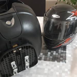 Kaciga za motor sa pripadajućom kutijom.