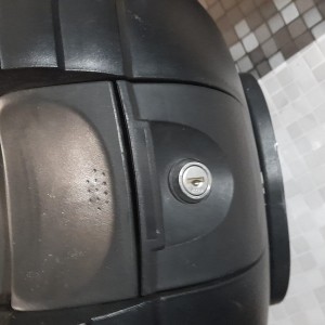 Kaciga za motor sa pripadajućom kutijom.