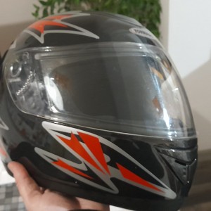 Kaciga za motor sa pripadajućom kutijom.