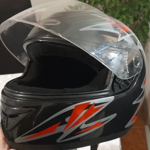 Kaciga za motor sa pripadajućom kutijom.