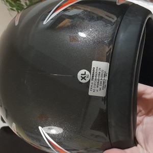 Kaciga za motor sa pripadajućom kutijom.