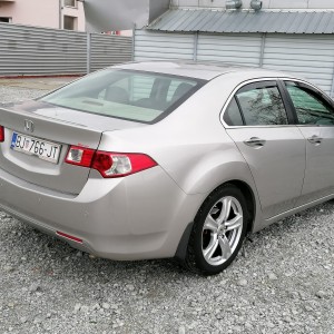 Prodajem automobil
