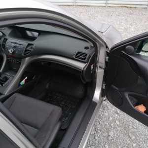 Prodajem automobil