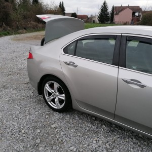 Prodajem automobil