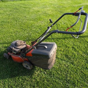 Kosilica za travu Husqvarna LC 140S + gratis plastični spremnik