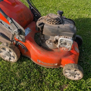 Kosilica za travu Husqvarna LC 140S + gratis plastični spremnik