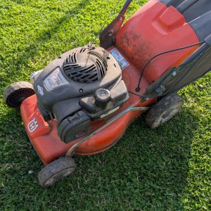 Kosilica za travu Husqvarna LC 140S + gratis plastični spremnik