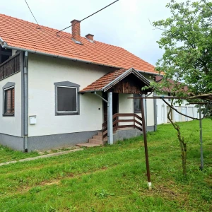 Kuća: Bošnjaci, 100.00 m2, zgrada, garaža, dvorište i oranica 3156m2