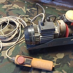 Prodajem električnu dizalicu Einhell SHZ 300-2