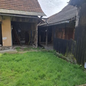 Prodajem kuću sa voćnjakom i zemljom ispod kuće