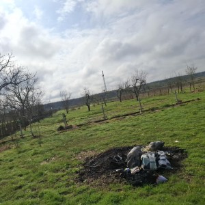 Prodajem kuću sa voćnjakom i zemljom ispod kuće