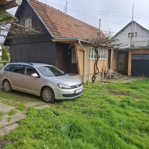 Prodajem kuću sa voćnjakom i zemljom ispod kuće