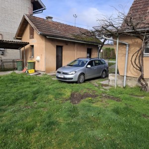 Prodajem kuću sa voćnjakom i zemljom ispod kuće