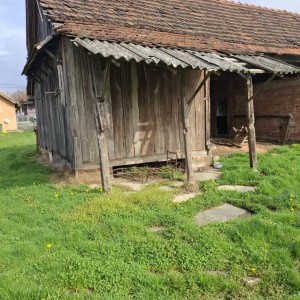 Prodajem kuću sa voćnjakom i zemljom ispod kuće