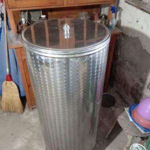 Prodajem metalnu bačvu od inoxa, 200 litara