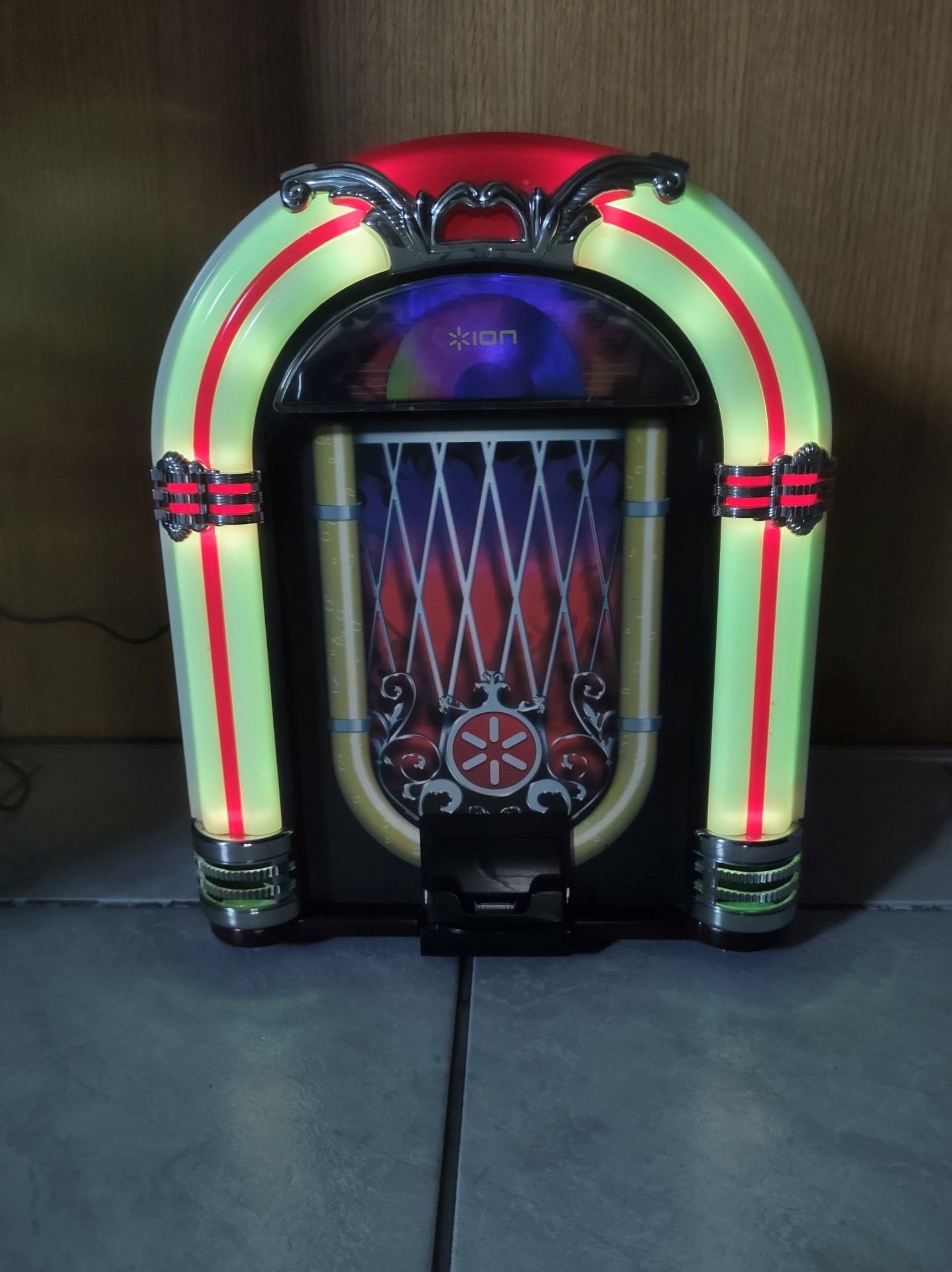 Jukebox ION Dock,Ipad dock,Aux ulaz,LED rasvjeta,napajanje,