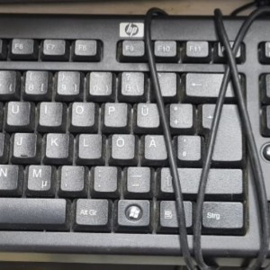 HP tipkovnica sa njemačkim slovima I laserski miš
