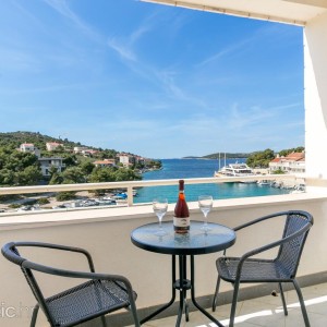 Iznajmljujem apartman prvi red od mora