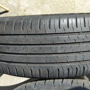 Komplet 4 automobilske gume Continental 215/55/R17 povoljno prodajem.
