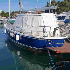 Motorni jedrenjak FERRETTI Altura 33
