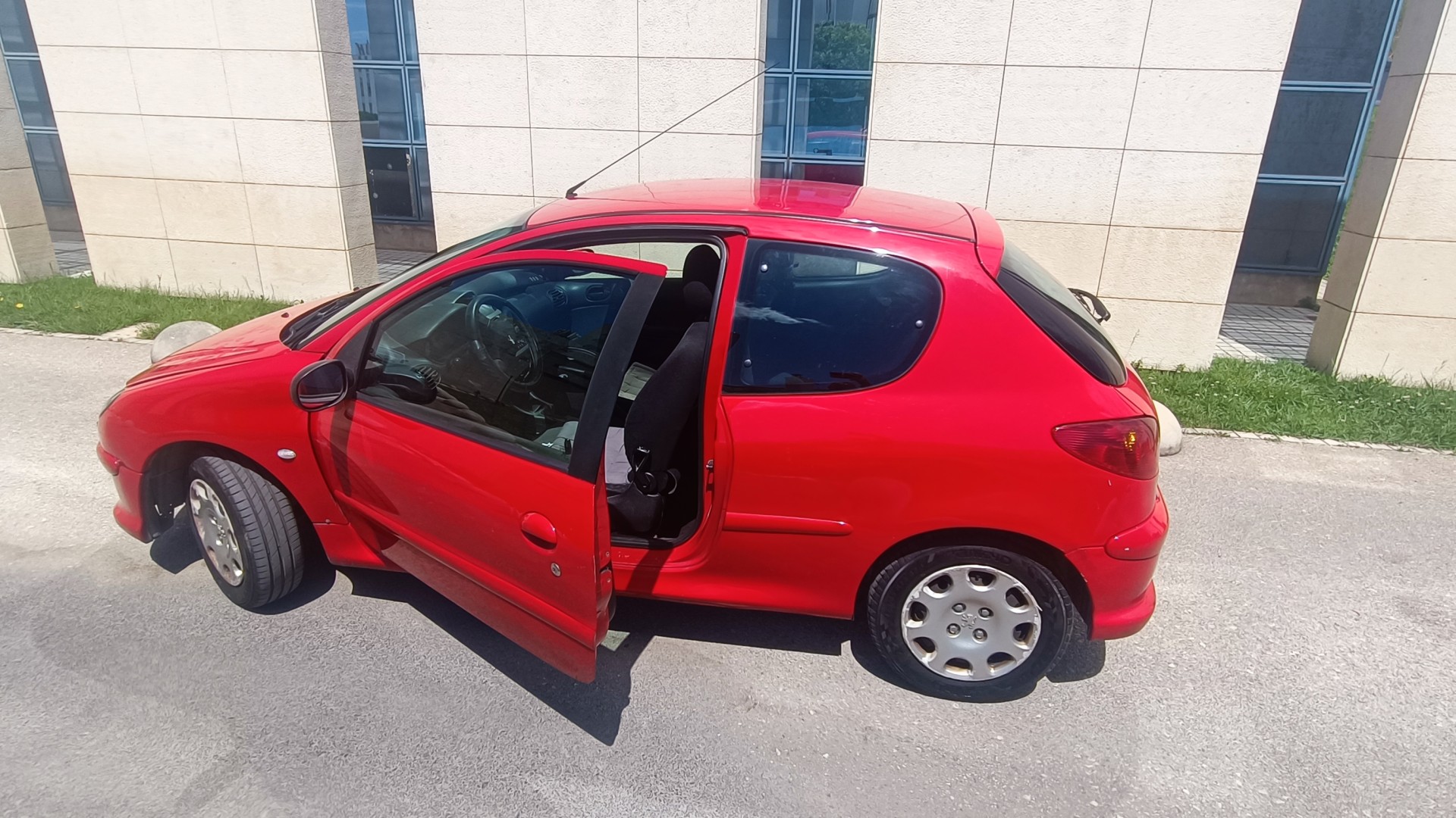 Peugeot 1.4 HDI 2005 god reg istekla niska potrošnja nove gume