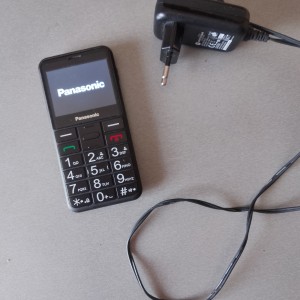 prodajem mobitel panasonik  i bateriju  za mobitel