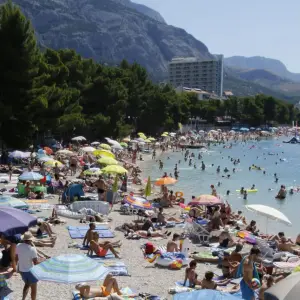 Prodavac na plazi prodaja kukuruza